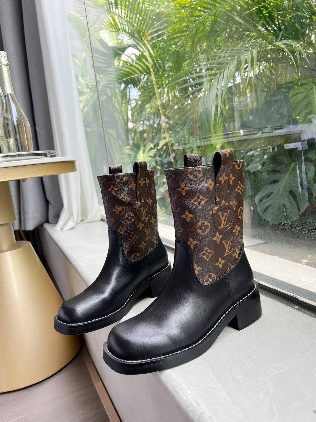 V Logo stylish embossed printed leather booties 0724101802