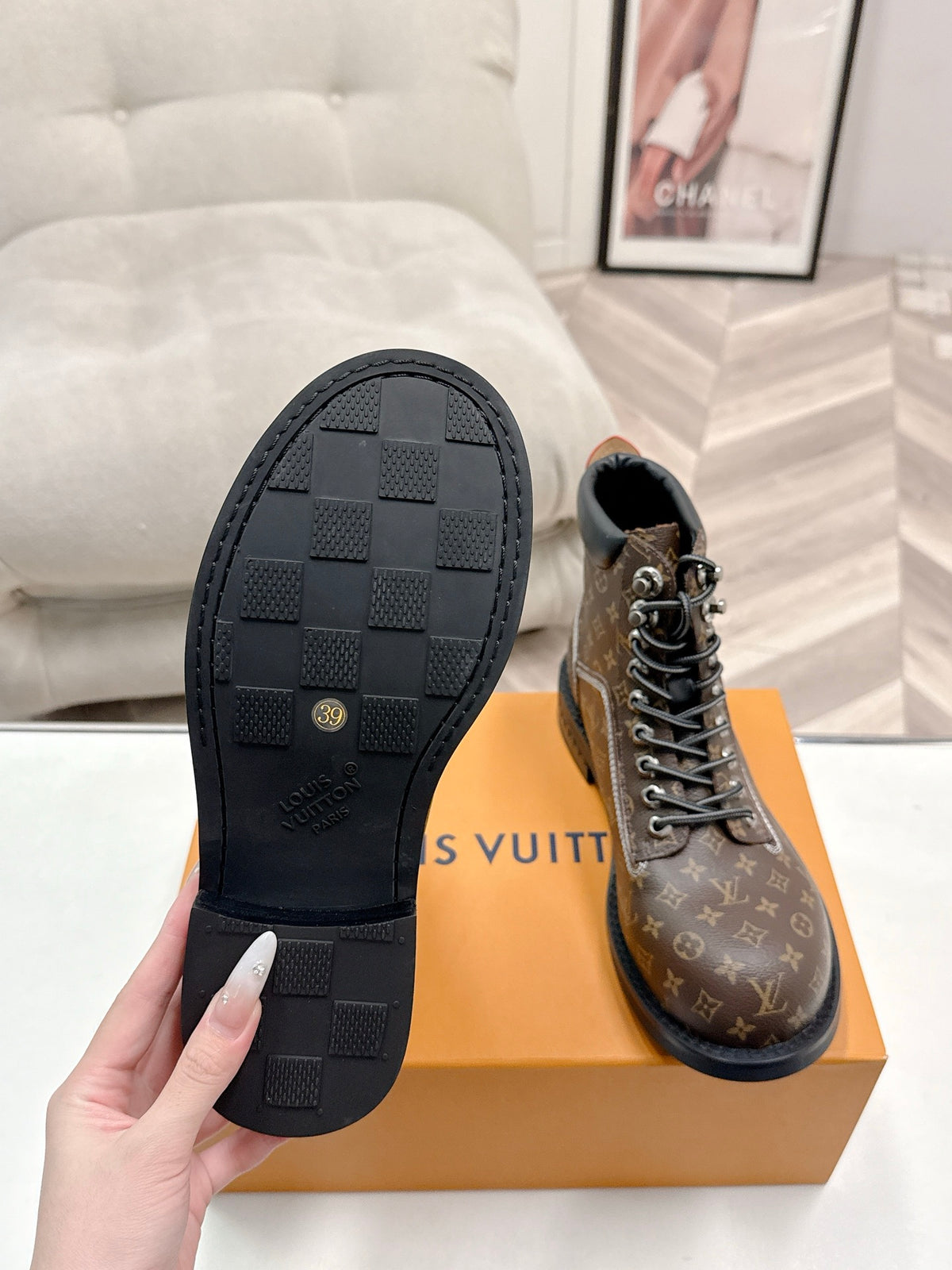 L fashion couple's Dr. Martens ankle boots 0725101303