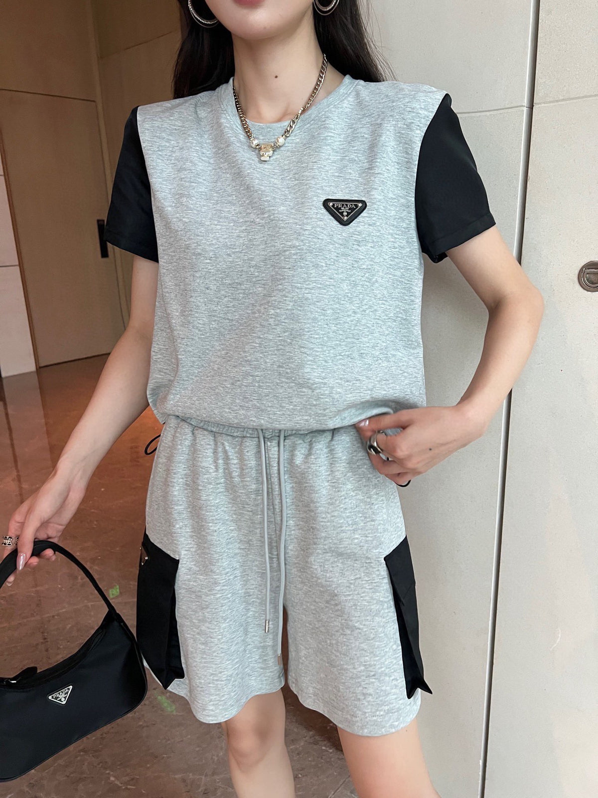 P 24ss new suit round neck splicing sweater shorts suit 0724071806