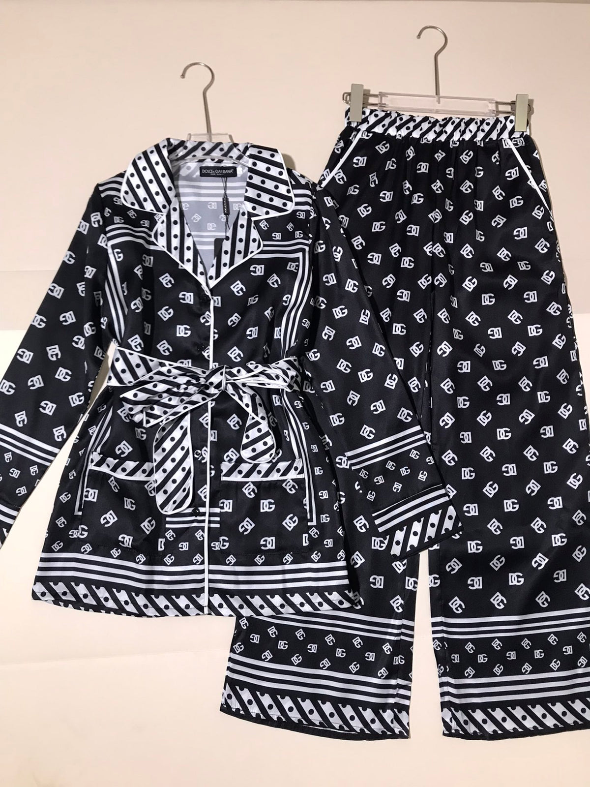DG full print letter belt waist lapel long sleeve home pajamas set 0725032703