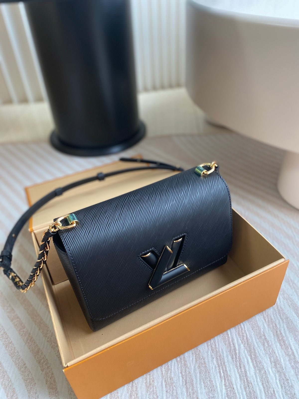 V high quality twist medium handbag 0724033104