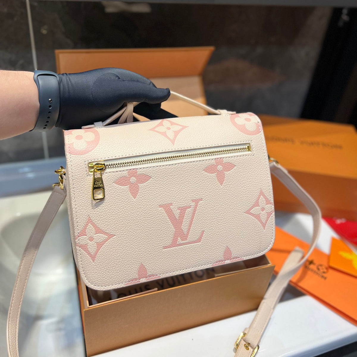 New V Logo Messenger Bag XC16060306