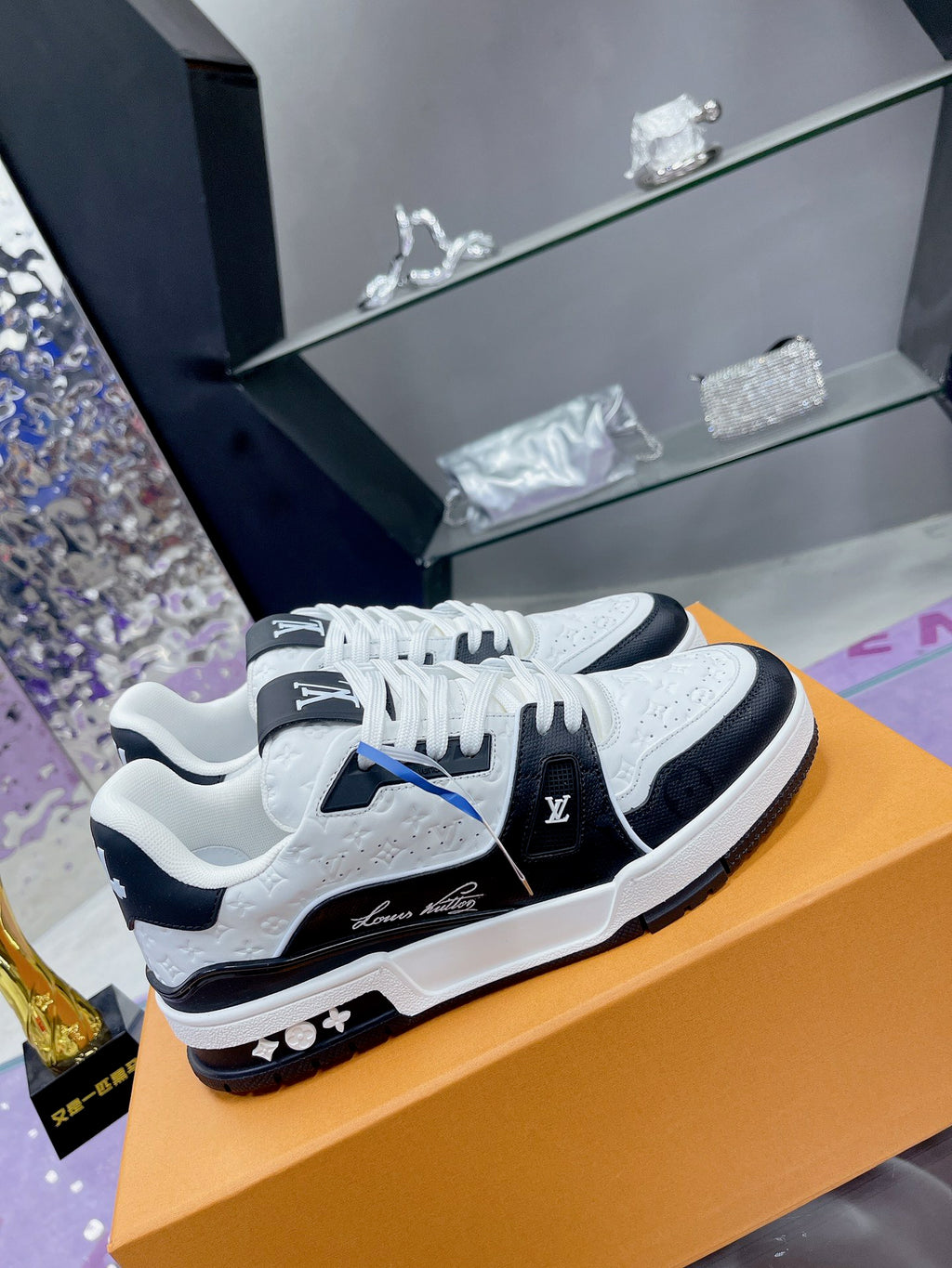 L couple limited series casual embossed sneakers 0725012401
