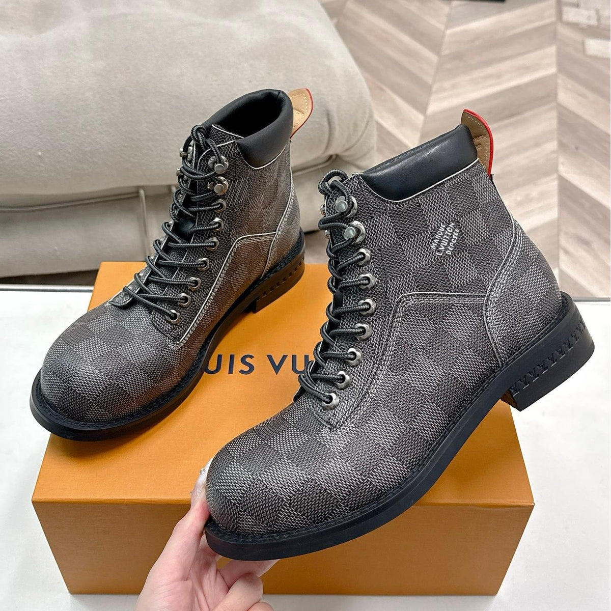 L fashion couple's Dr. Martens ankle boots 0725101304