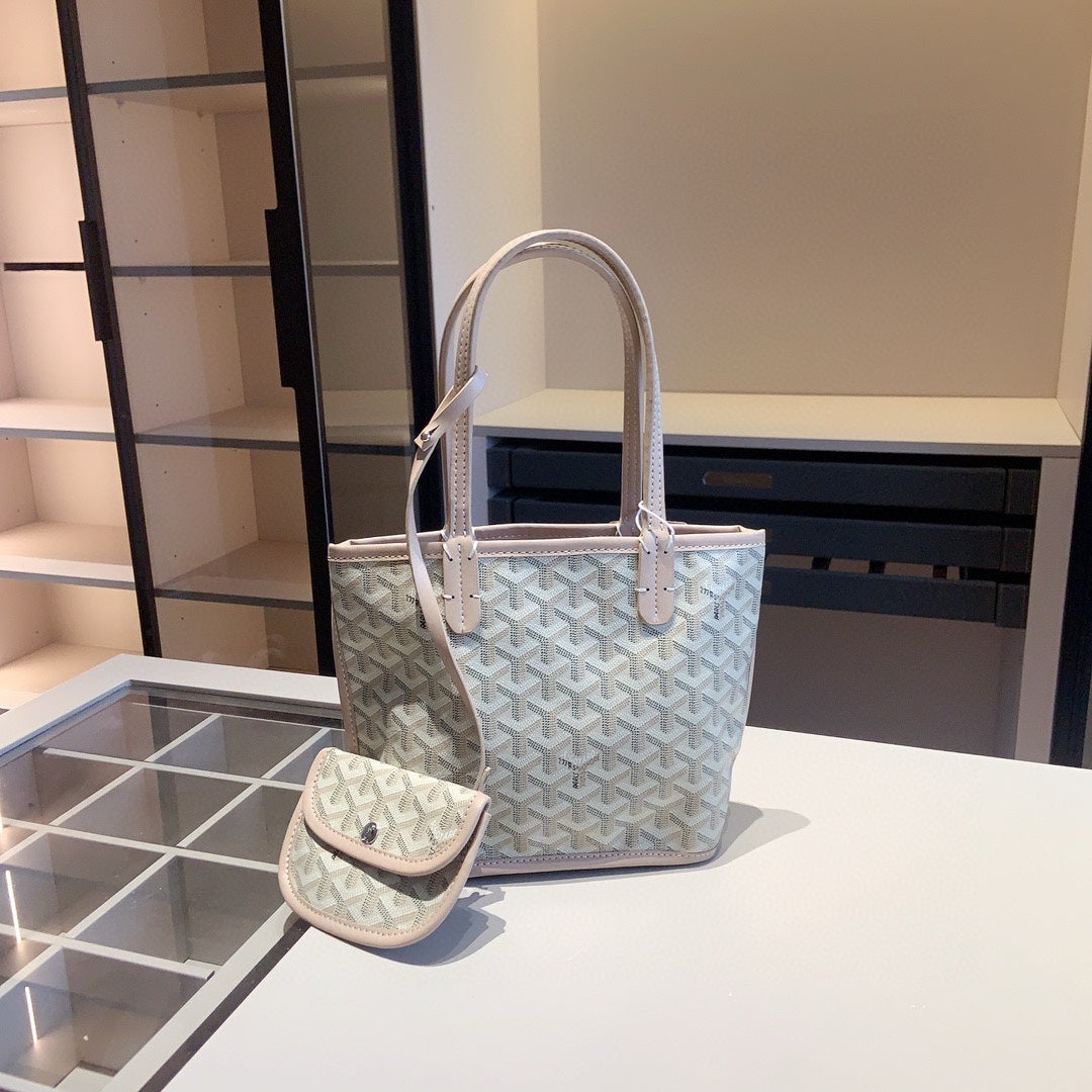 GY Classic Print Small Shopping Tote 1024052904