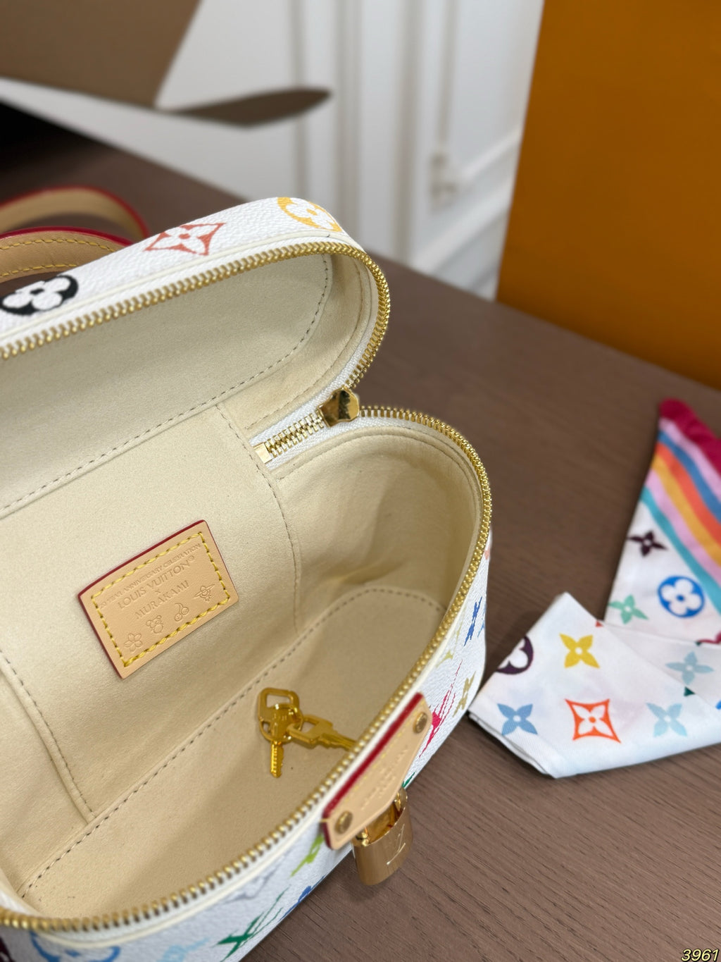 L 26SS Women's Cosmetic Bag CWT1326081009