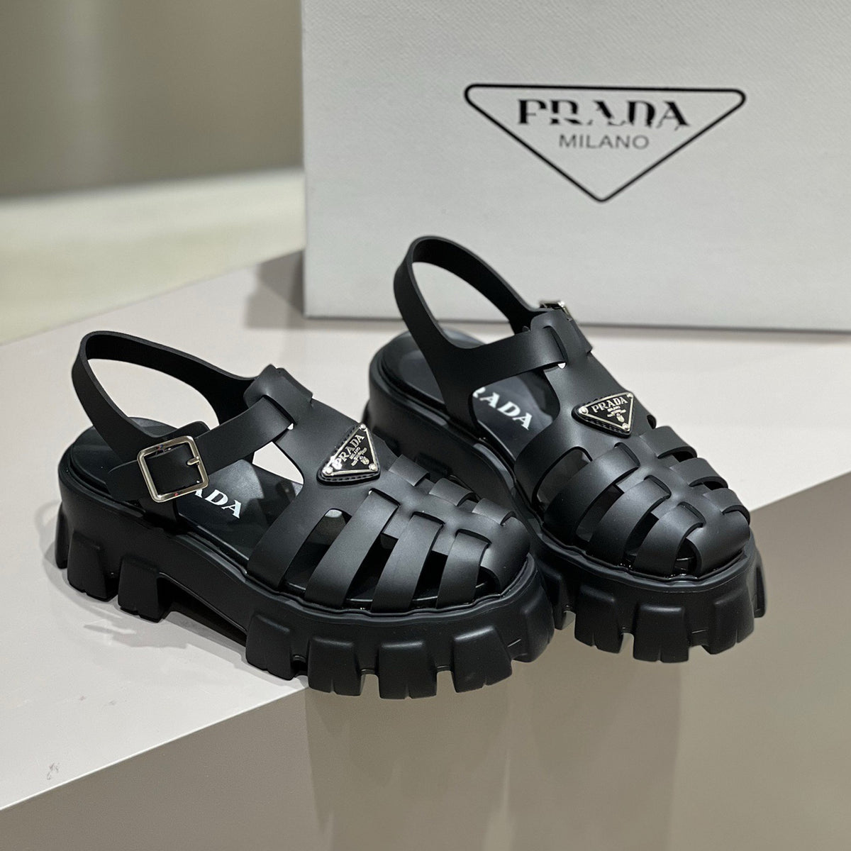 P fashion thick-soled Roman sandals 0724062402