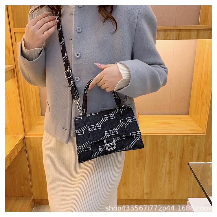 New Fashion Shoulder Bag Retro All-match Portable Small Square Bag 1024041616