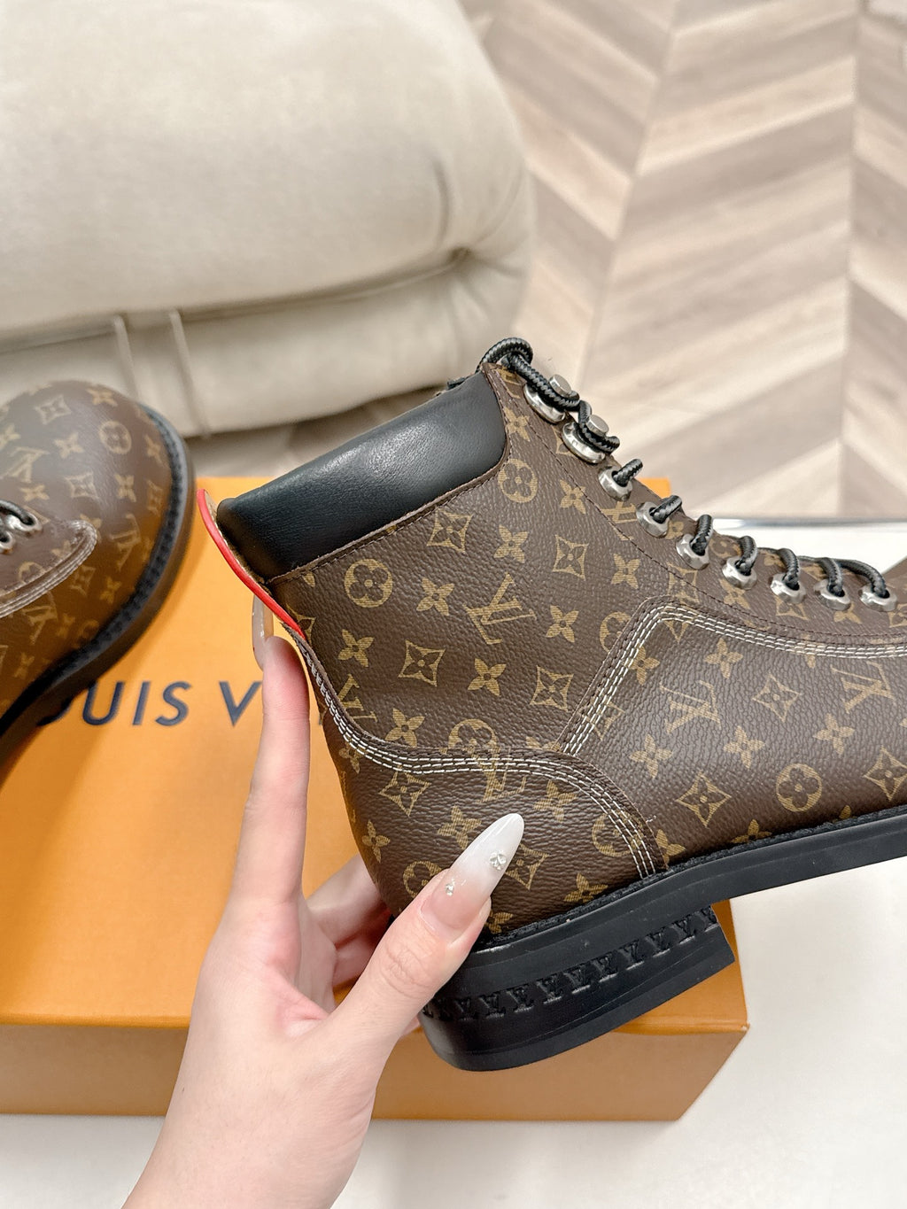 L fashion couple's Dr. Martens ankle boots 0725101303