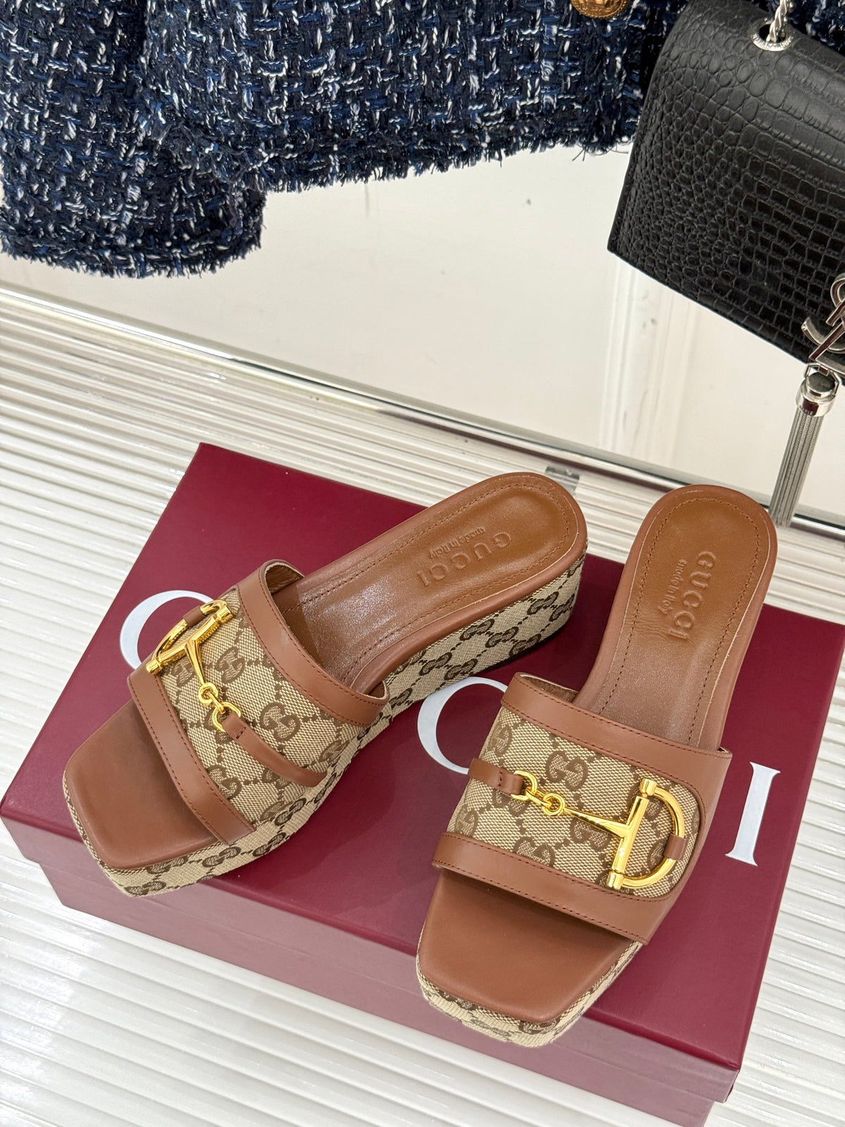 Thick-soled slippers with horse bit buckles 0725102402