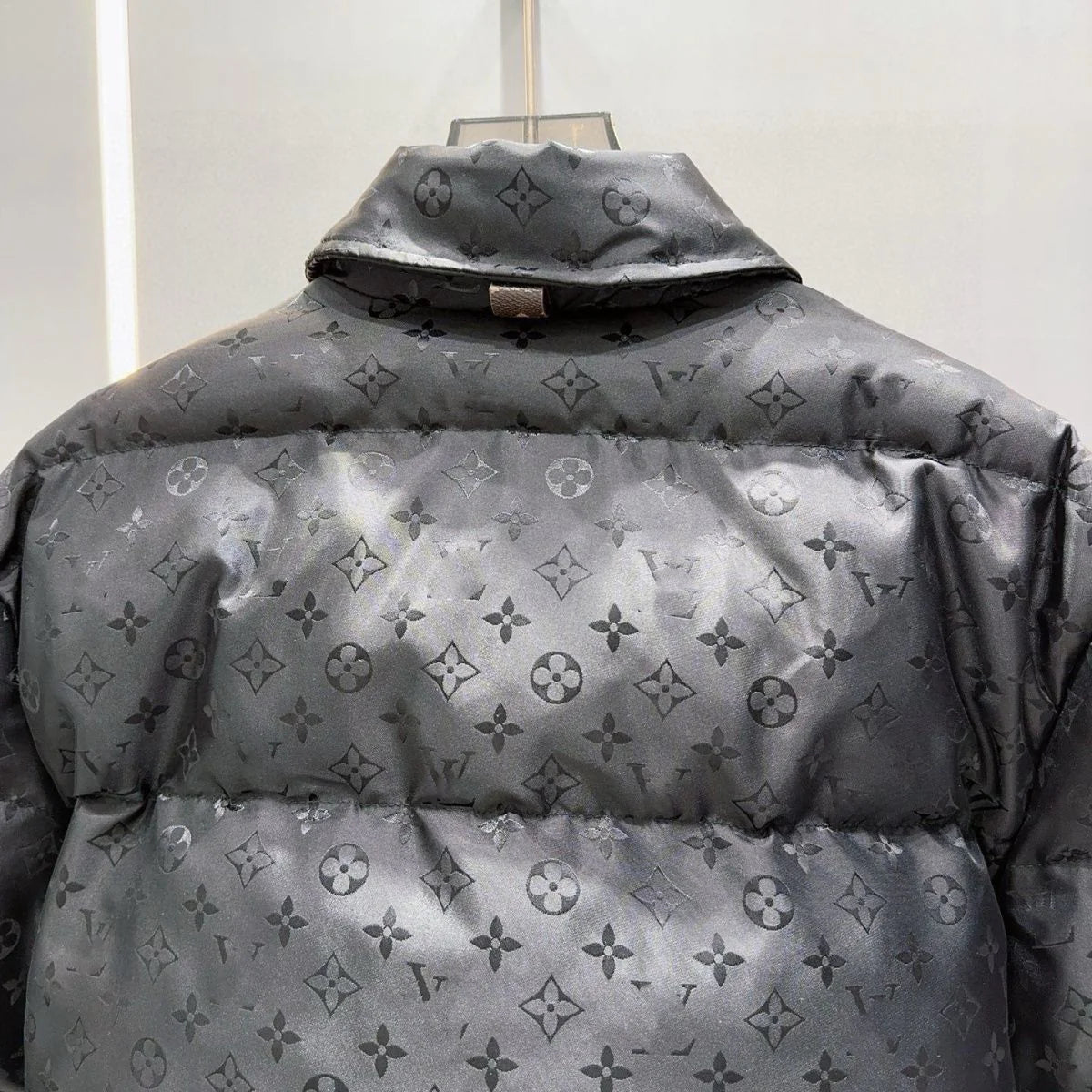 Advanced jacquard dark patterned short down jacket 1024111115