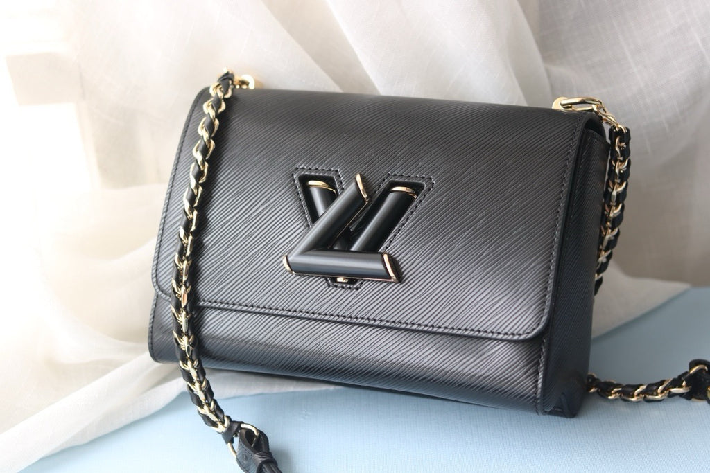 V high quality twist medium handbag 0724033104