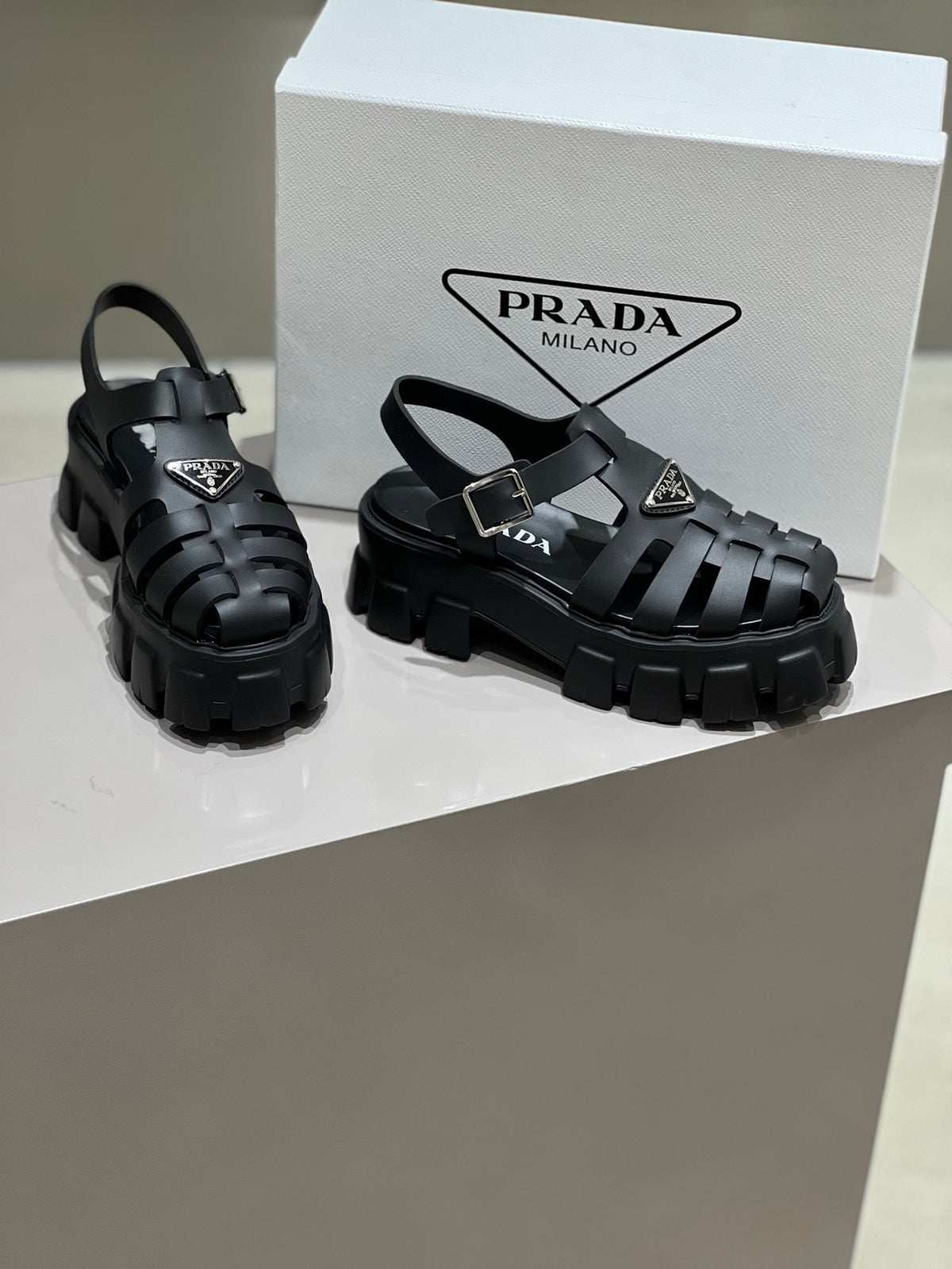 P fashion thick-soled Roman sandals 0724062402