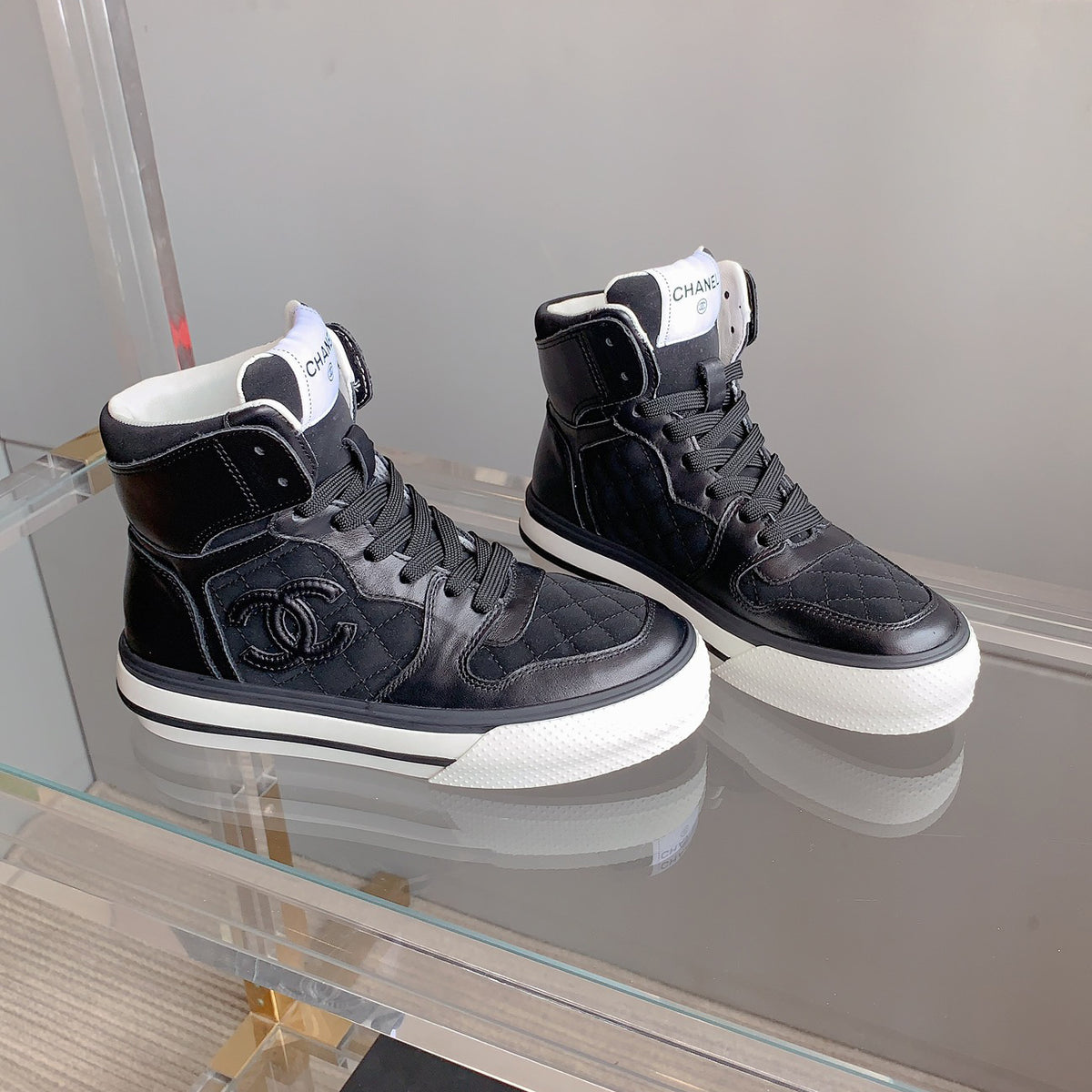 Classic versatile rhombus sneakers 1824061008