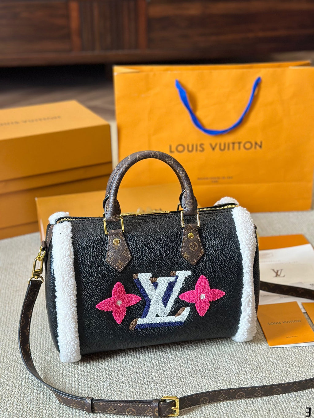 V Teddy series fashion shoulder bucket bag 0724101004
