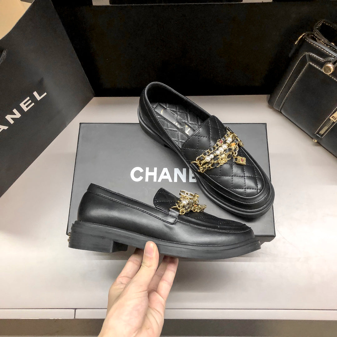 Chain Pendant Loafers