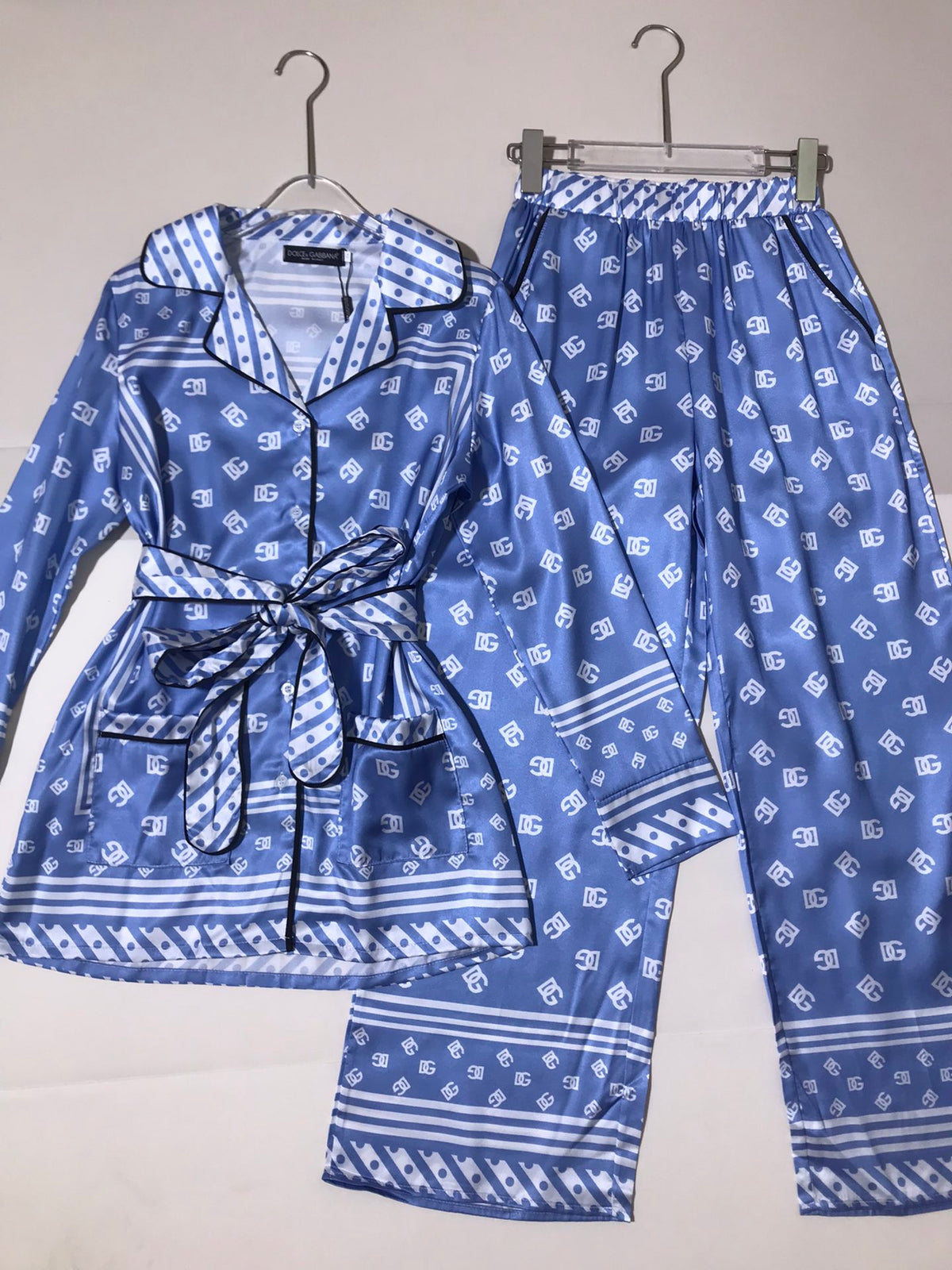 DG full print letter belt waist lapel long sleeve home pajamas set 0725032703