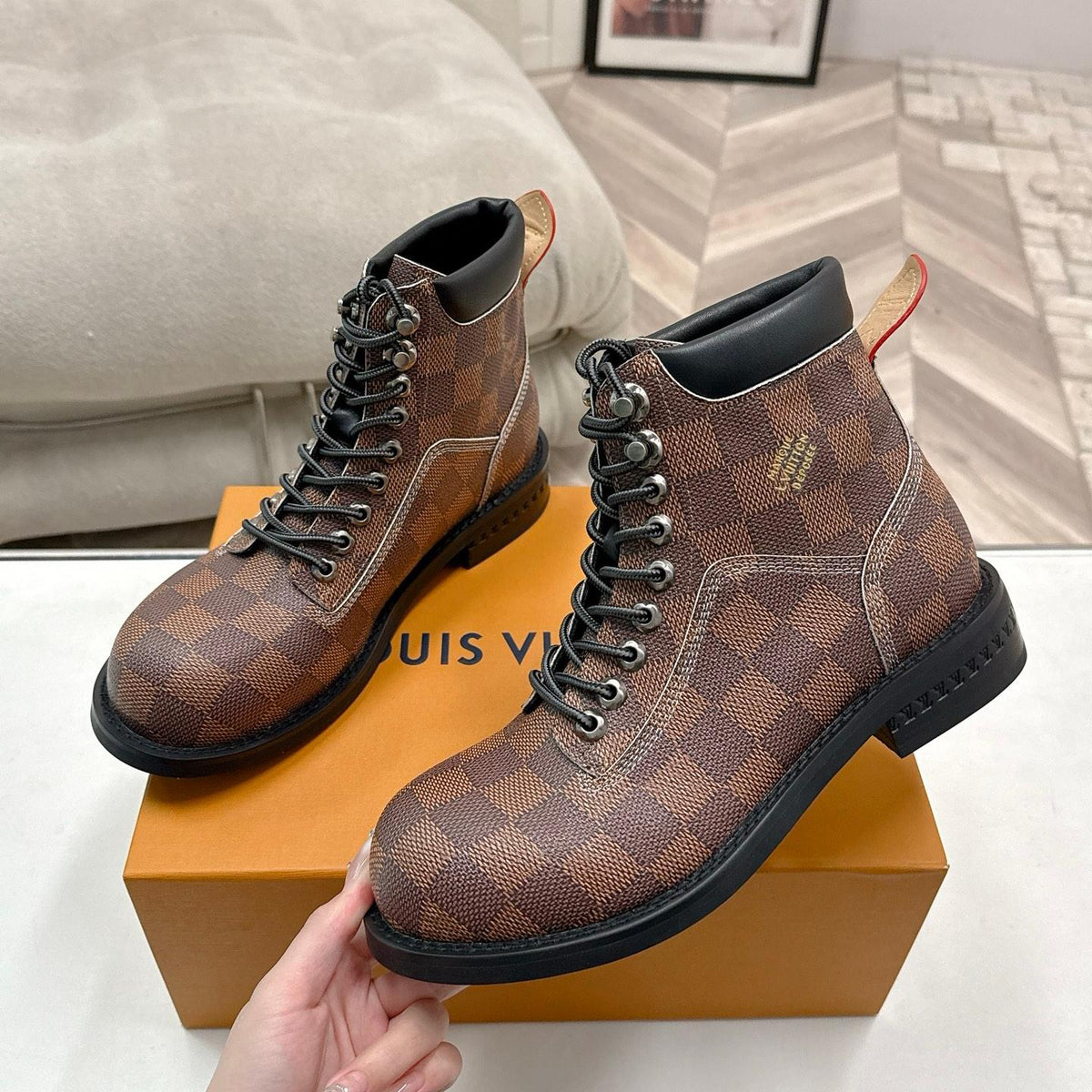 L fashion couple's Dr. Martens ankle boots 0725101304
