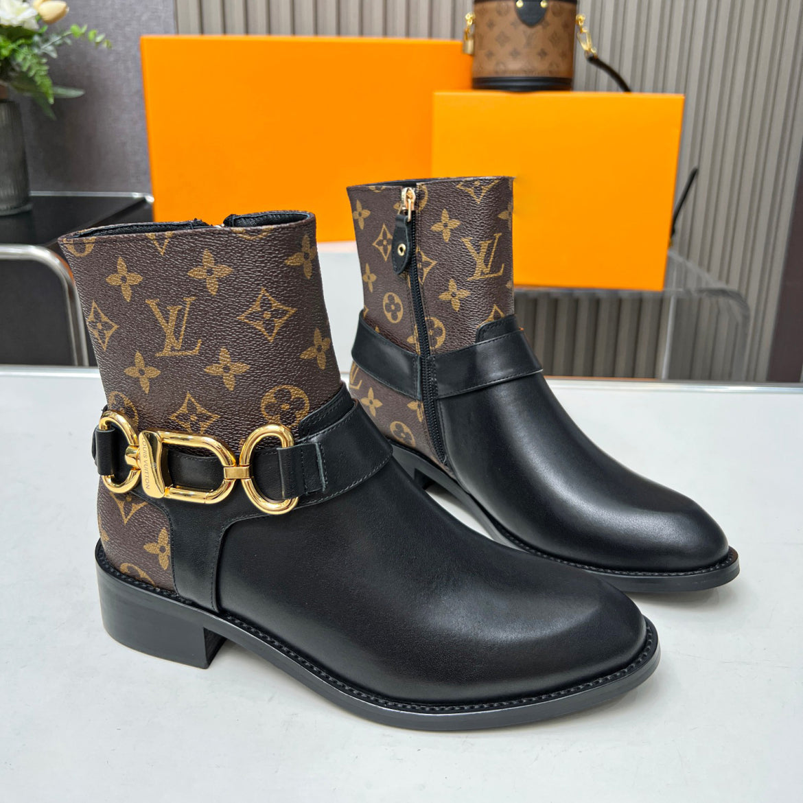 New fashion real cow leather v logo women's bootXC052023111302