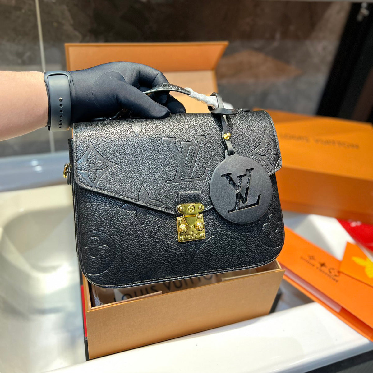 New V Logo Messenger Bag XC16060306