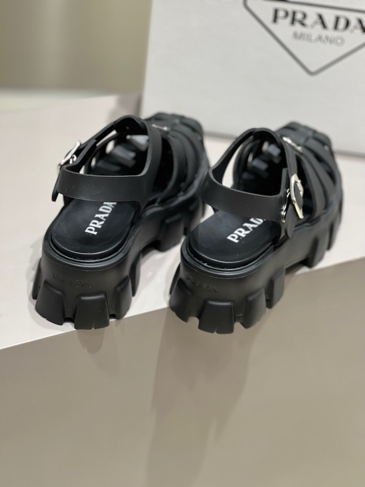 P fashion thick-soled Roman sandals 0724062402