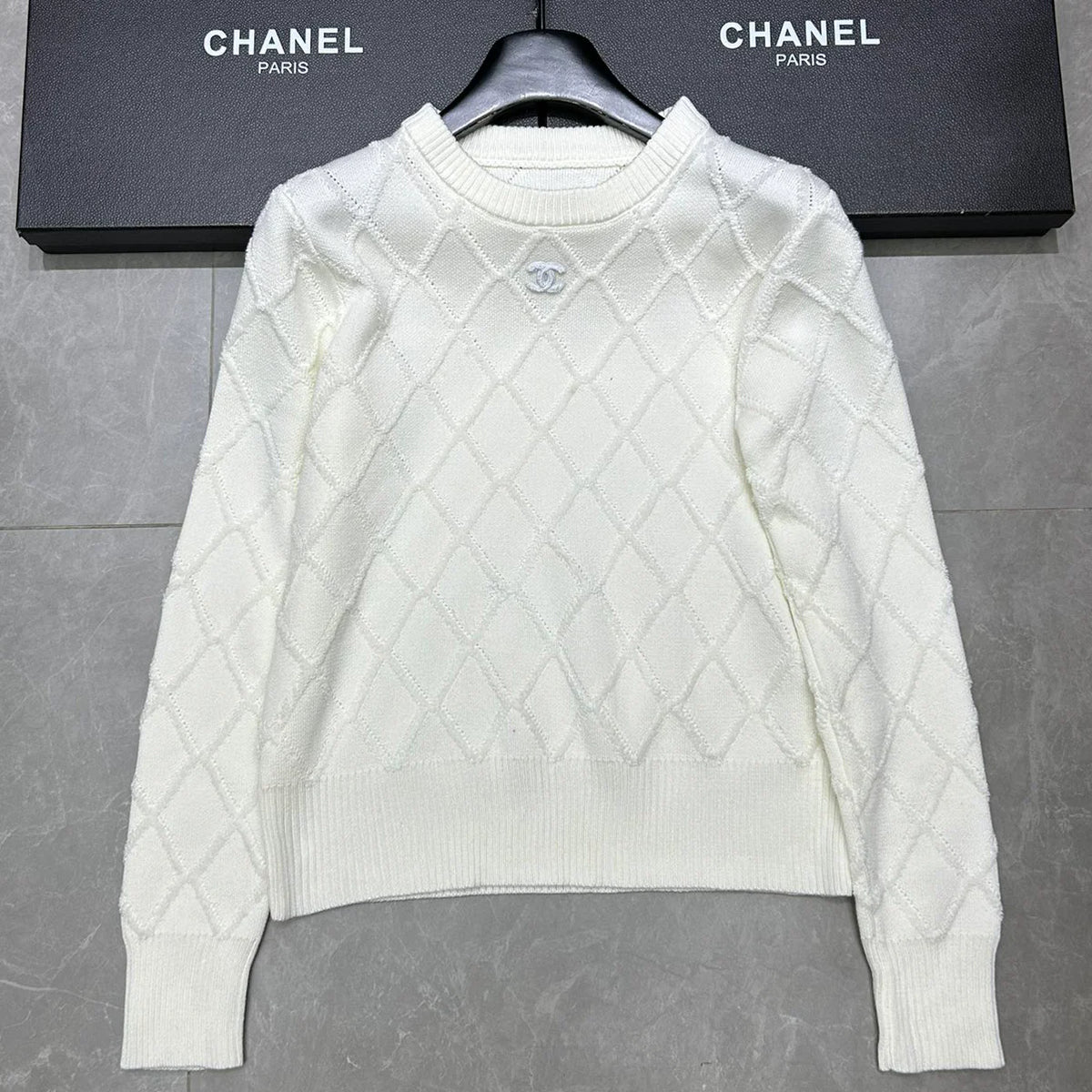 Line concave convex long sleeved sweater 1024102204