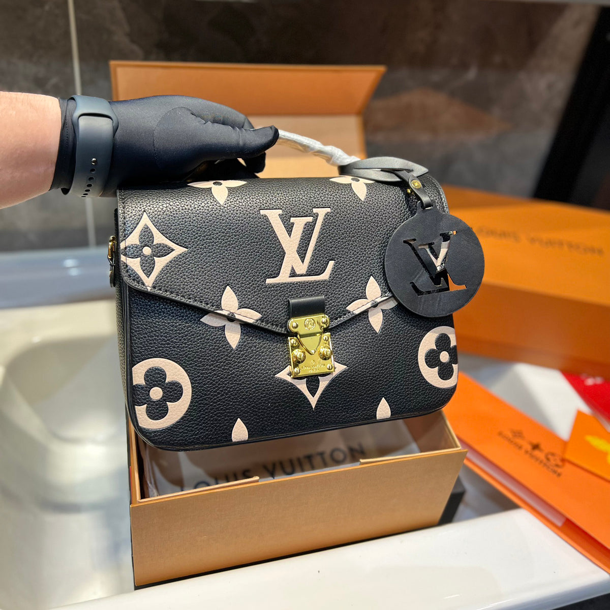 New V Logo Messenger Bag XC16060306