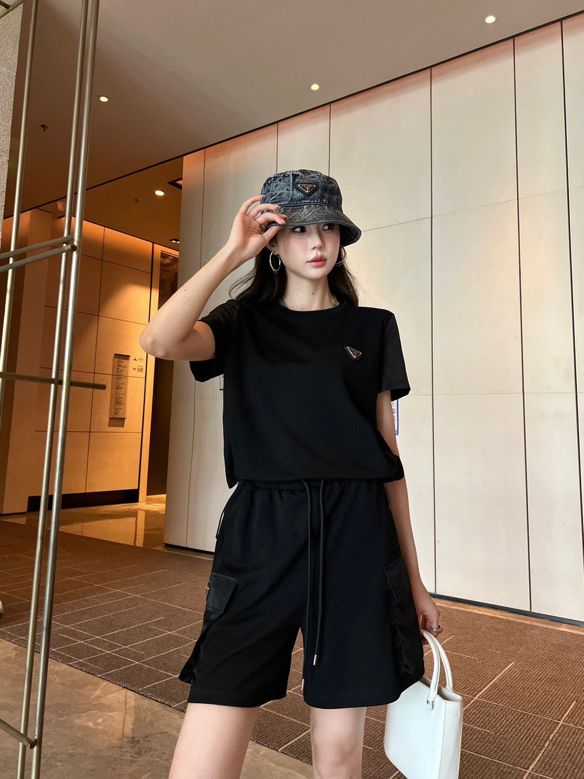 P 24ss new suit round neck splicing sweater shorts suit 0724071806