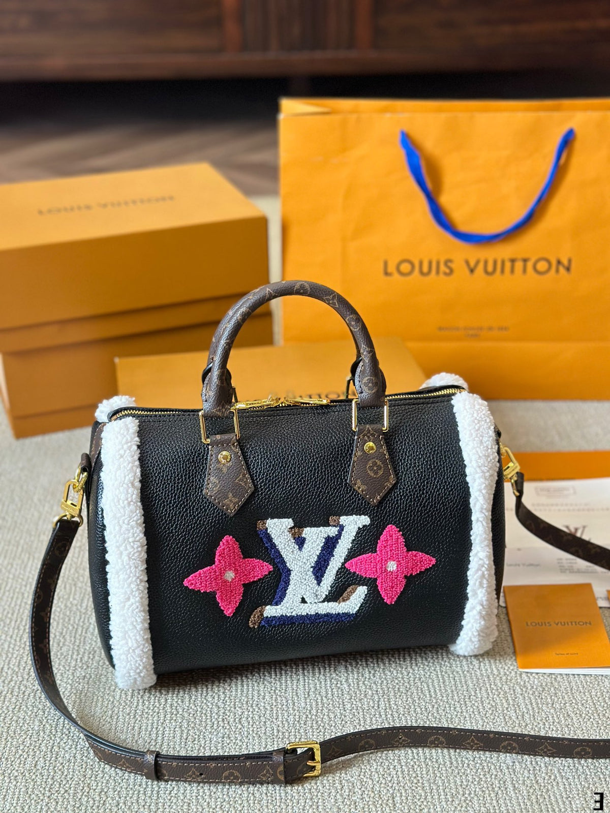 V Teddy series fashion shoulder bucket bag 0724101004