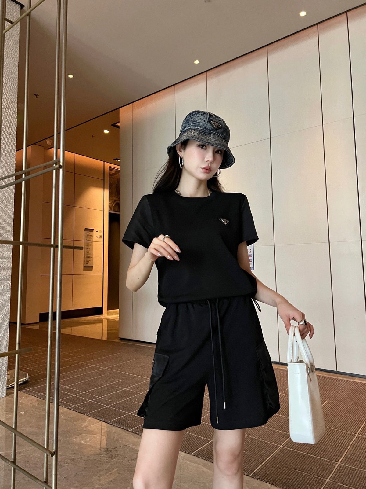 P 24ss new suit round neck splicing sweater shorts suit 0724071806