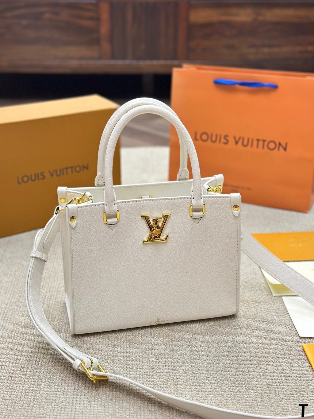 V Fashion LOCK & GO Handbag 0724061304
