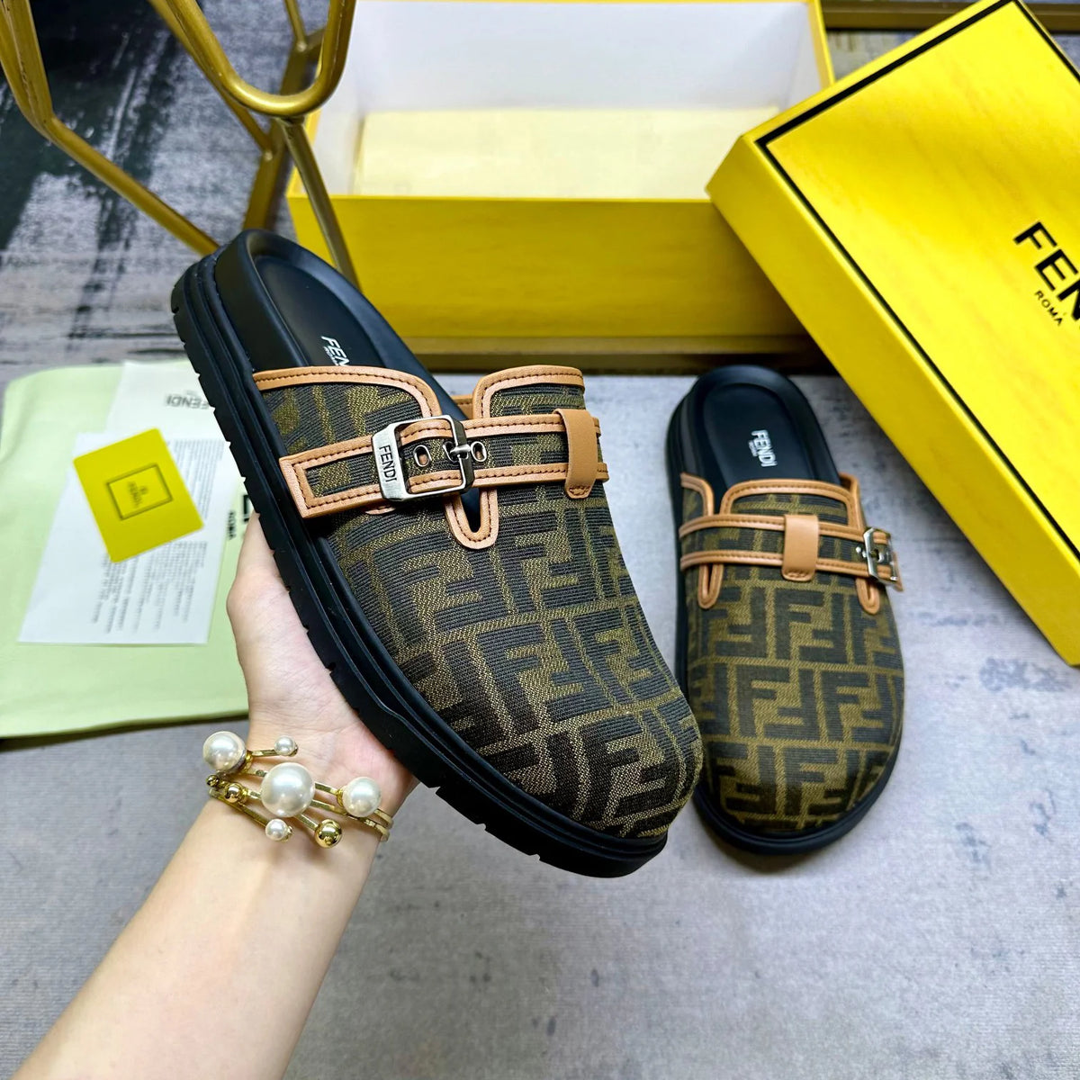Latest Round Toe Flat Slippers 1025050716
