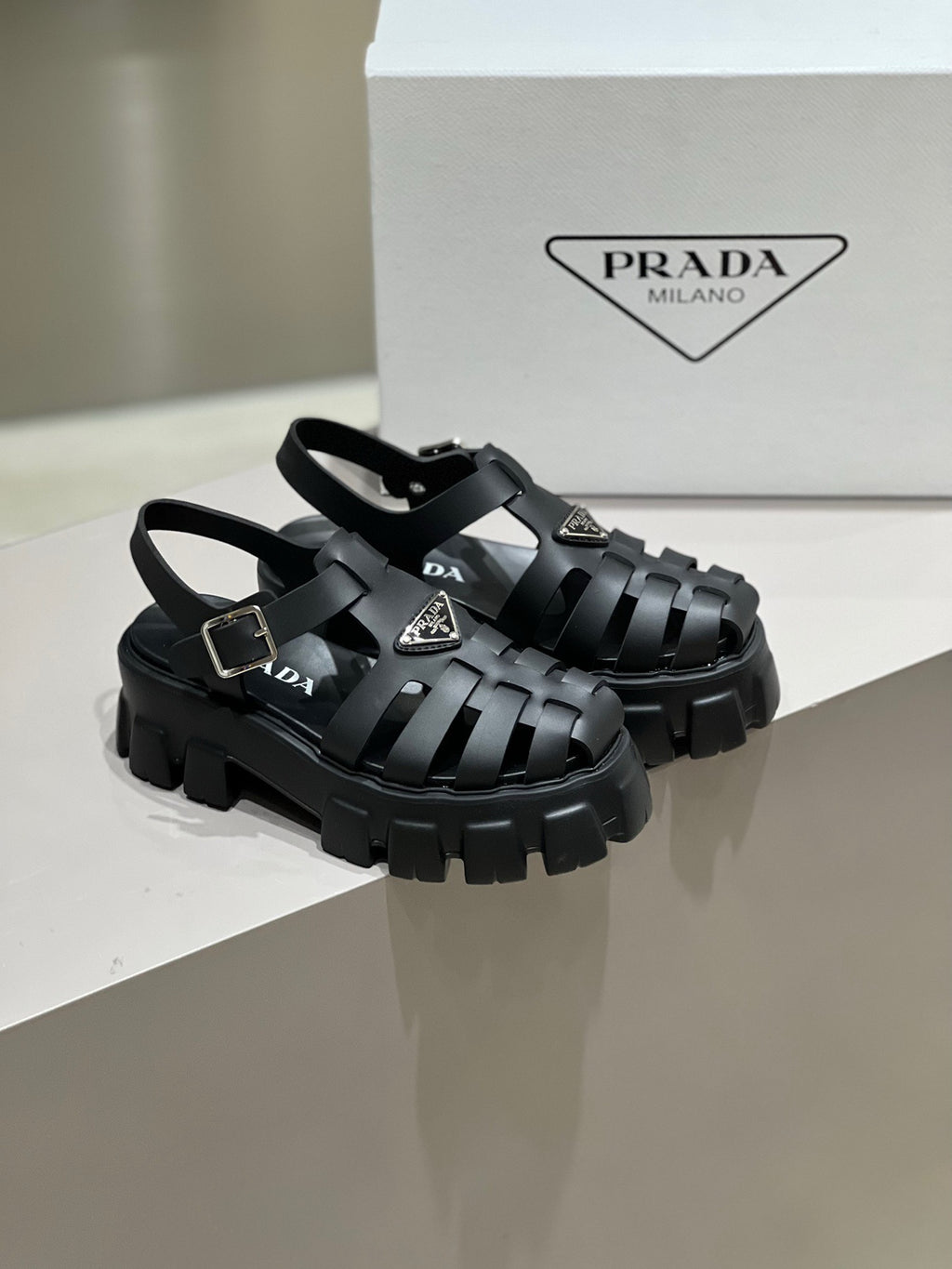 P fashion thick-soled Roman sandals 0724062402