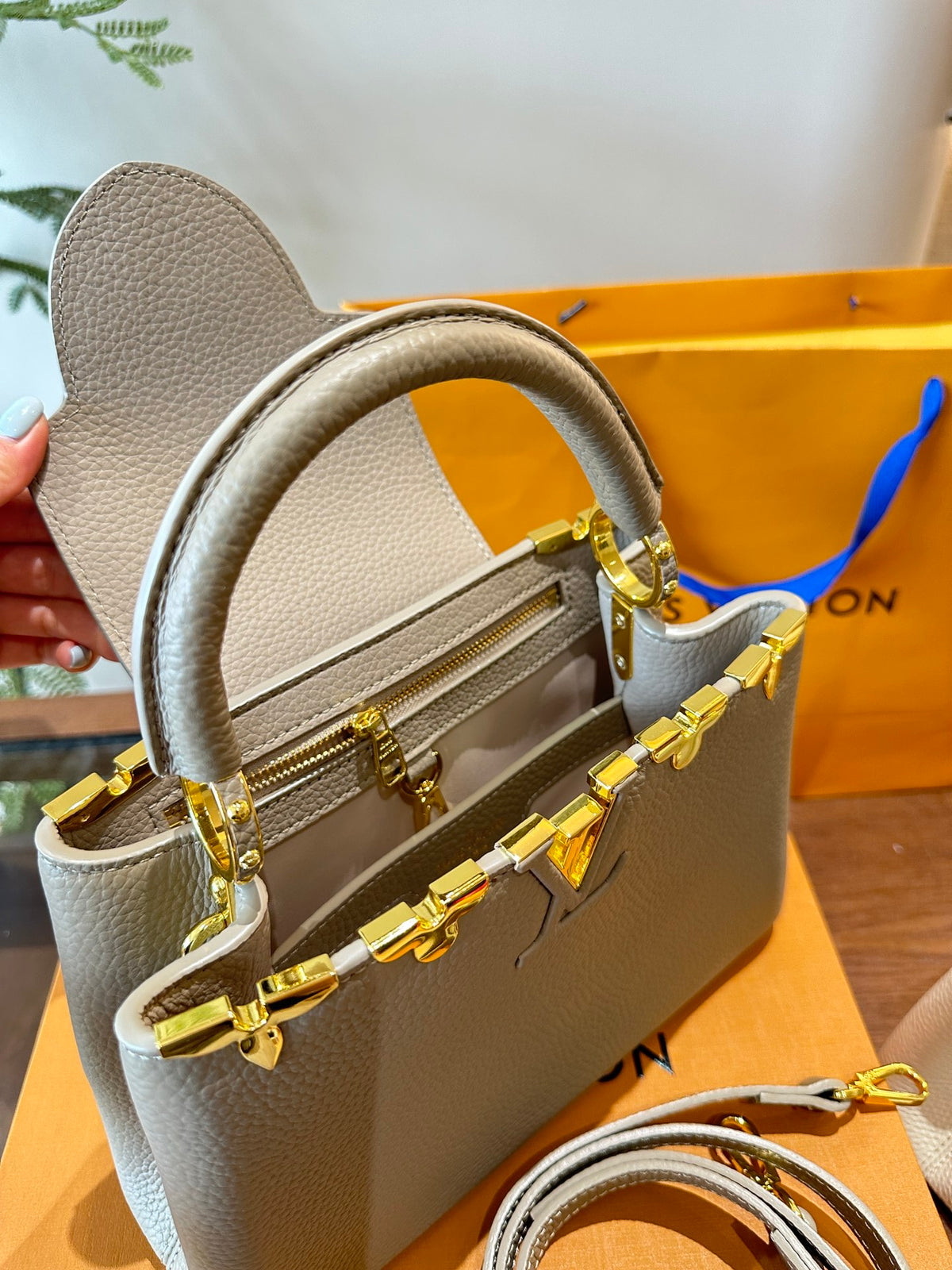 New Capucines Metallic Flower Trim Handbag 1824042604