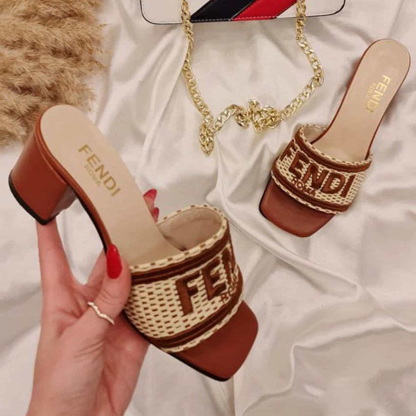 New fashionable and versatile casual slippers 1024072221