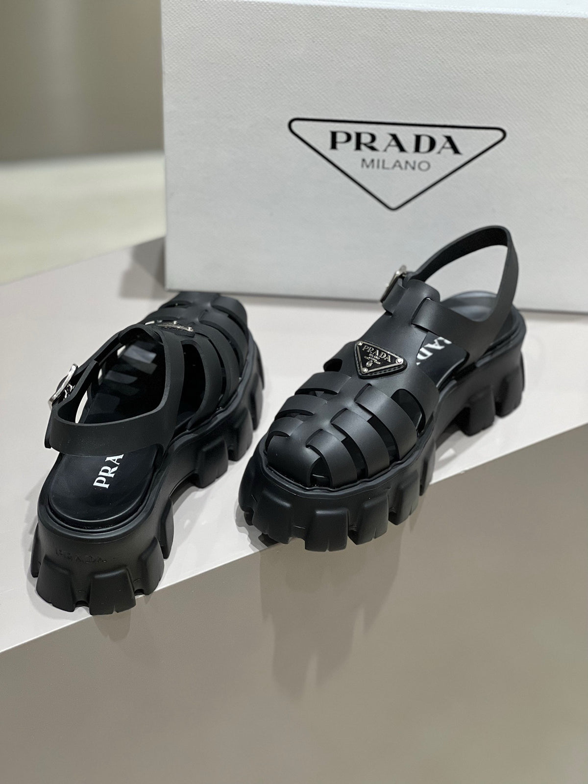 P fashion thick-soled Roman sandals 0724062402