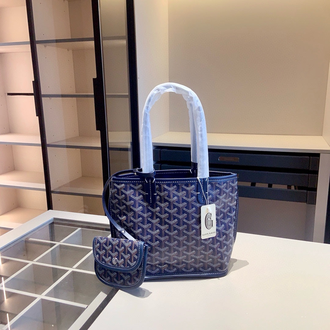 GY Classic Print Small Shopping Tote 1024052904