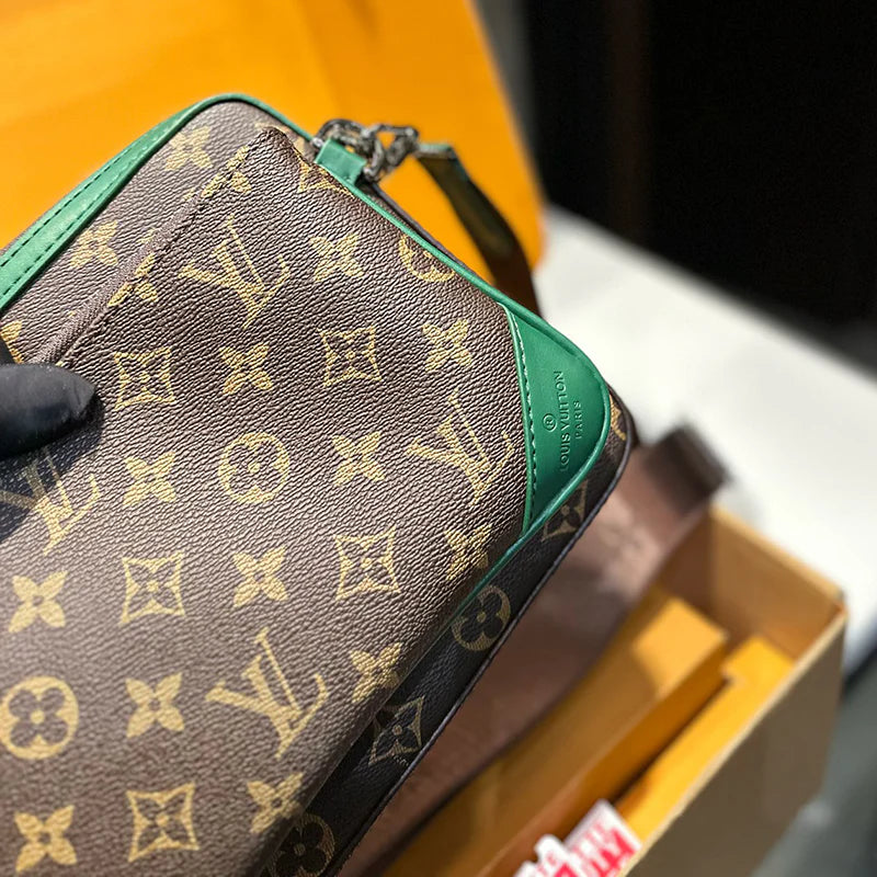 New versatile men's messenger bag 1024101021