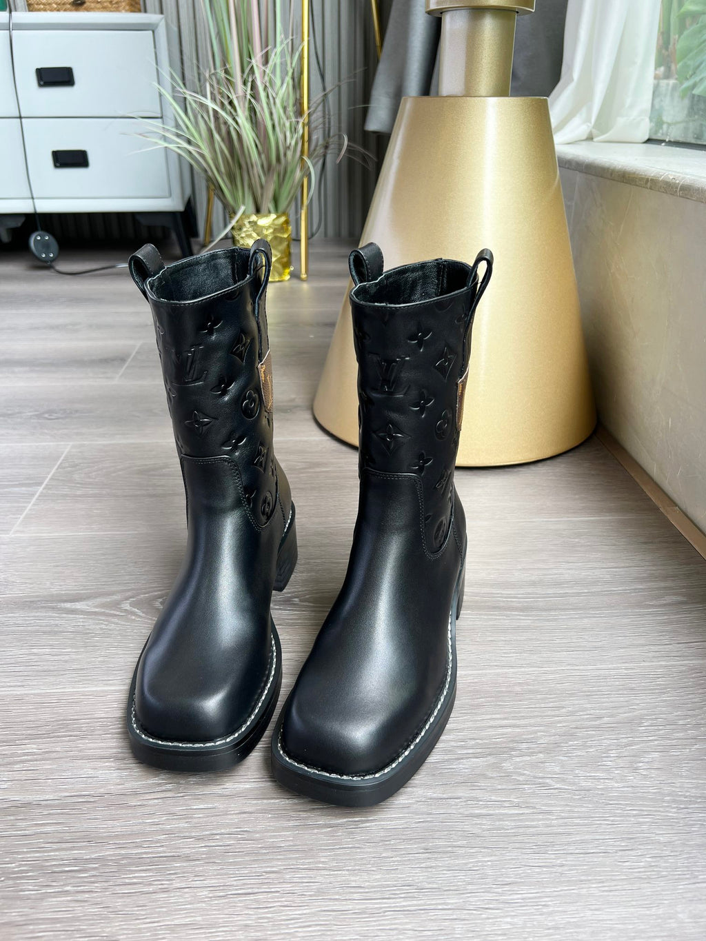 V Logo stylish embossed printed leather booties 0724101802