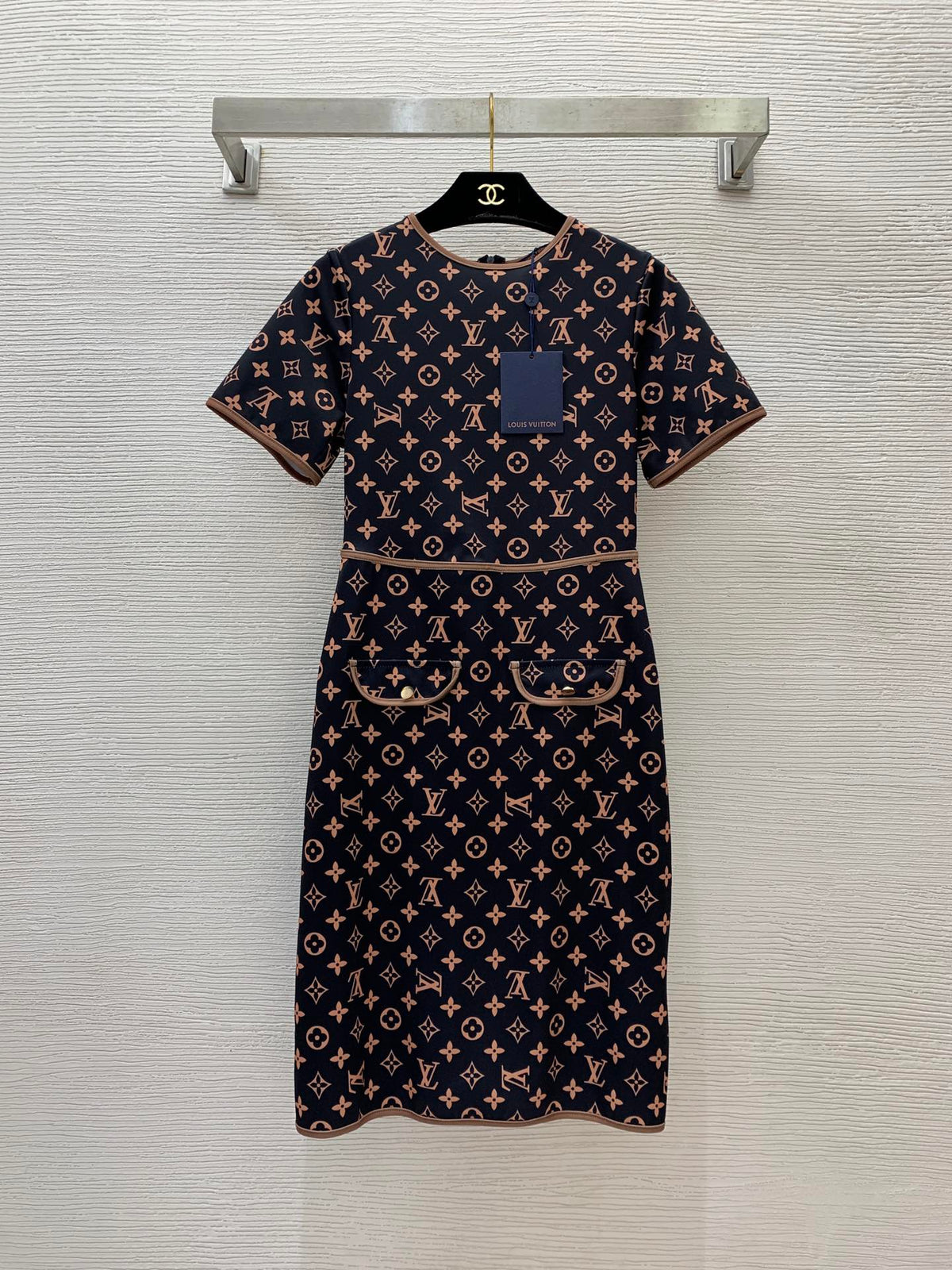 V all over presbyopia letter logo printed slim fit dress 0724052302