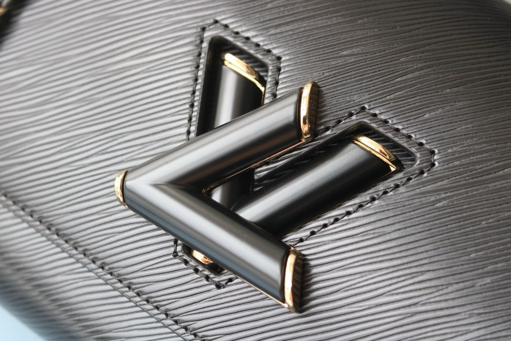 V high quality twist medium handbag 0724033104