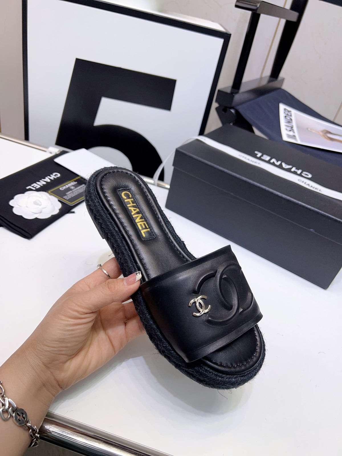 23 Ladies Fashion Luxury slipper and flip-flop S009