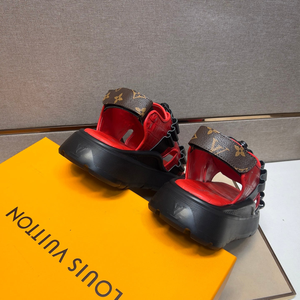Men's and Women's Casual Slippers Sandals 1025032818