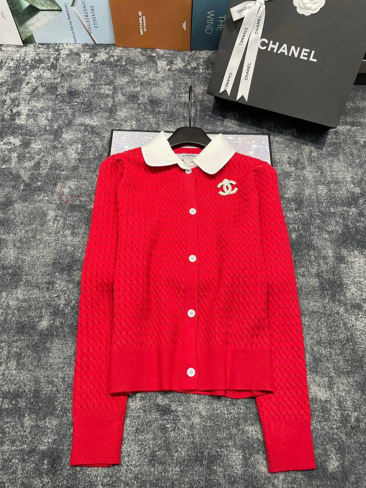 Double C Brooch Decorated with Contrasting Color Lapel Stitching Fake Two-piece Fine Twist Knitted Cardigan 0724012301
