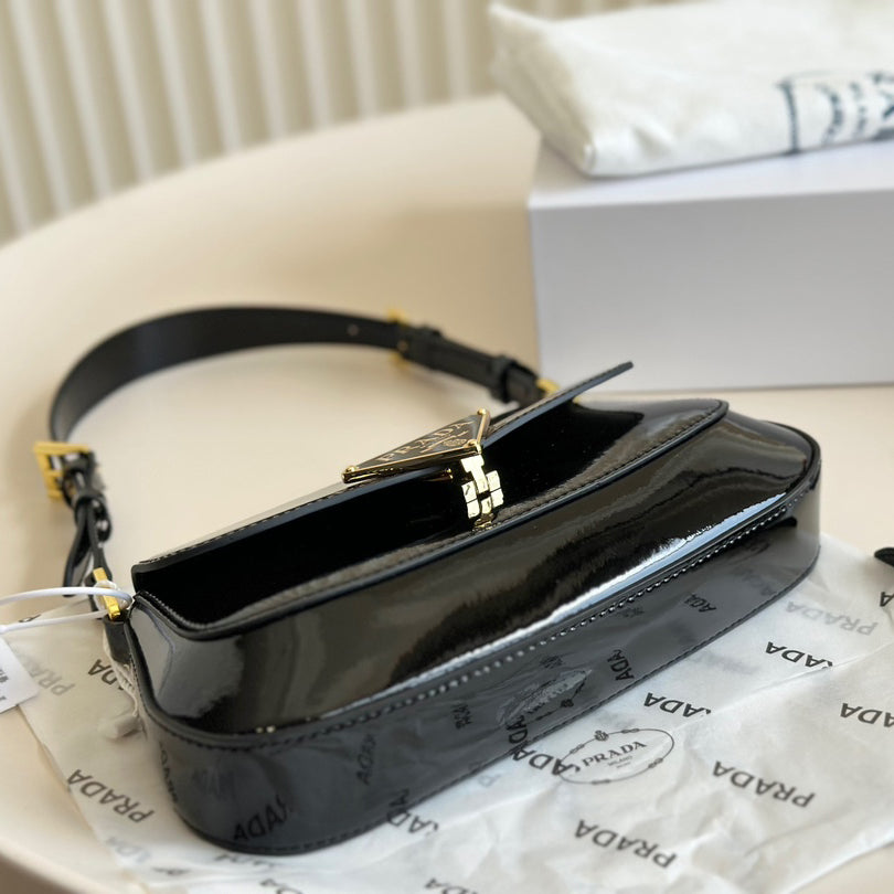 Patent leather armpit bag 1824042101