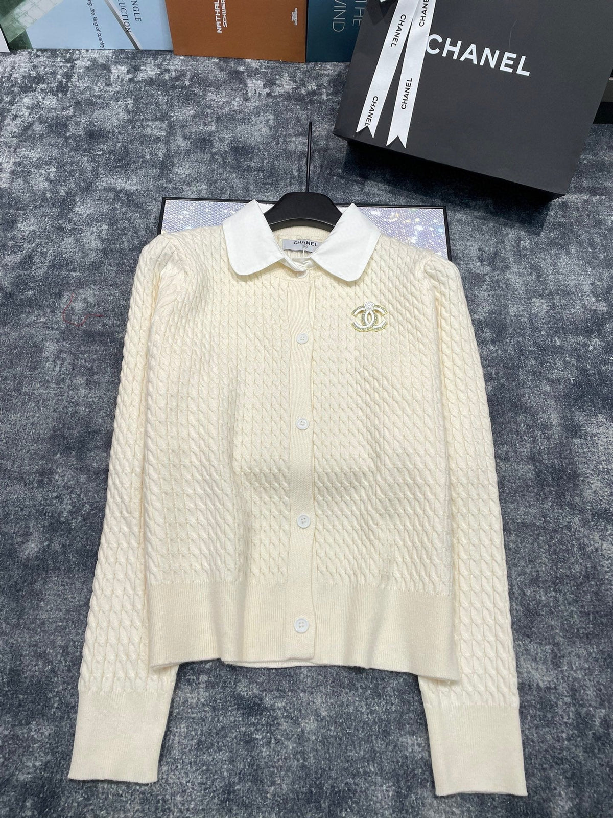 Double C Brooch Decorated with Contrasting Color Lapel Stitching Fake Two-piece Fine Twist Knitted Cardigan 0724012301