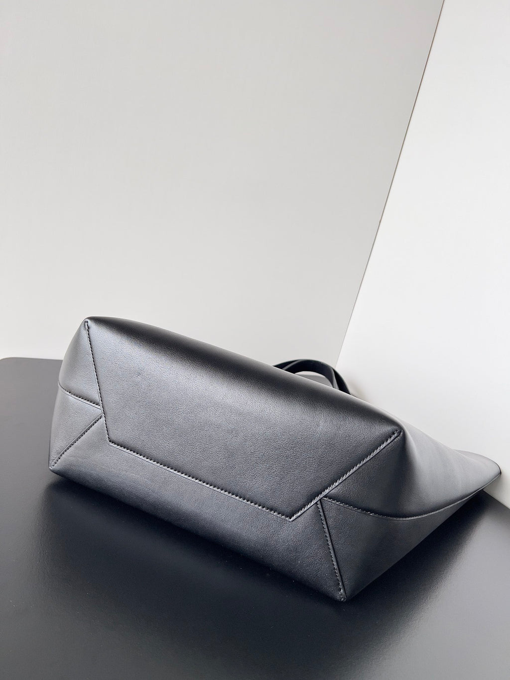 New B Logo Leisure StyleTote BagPD052024061909