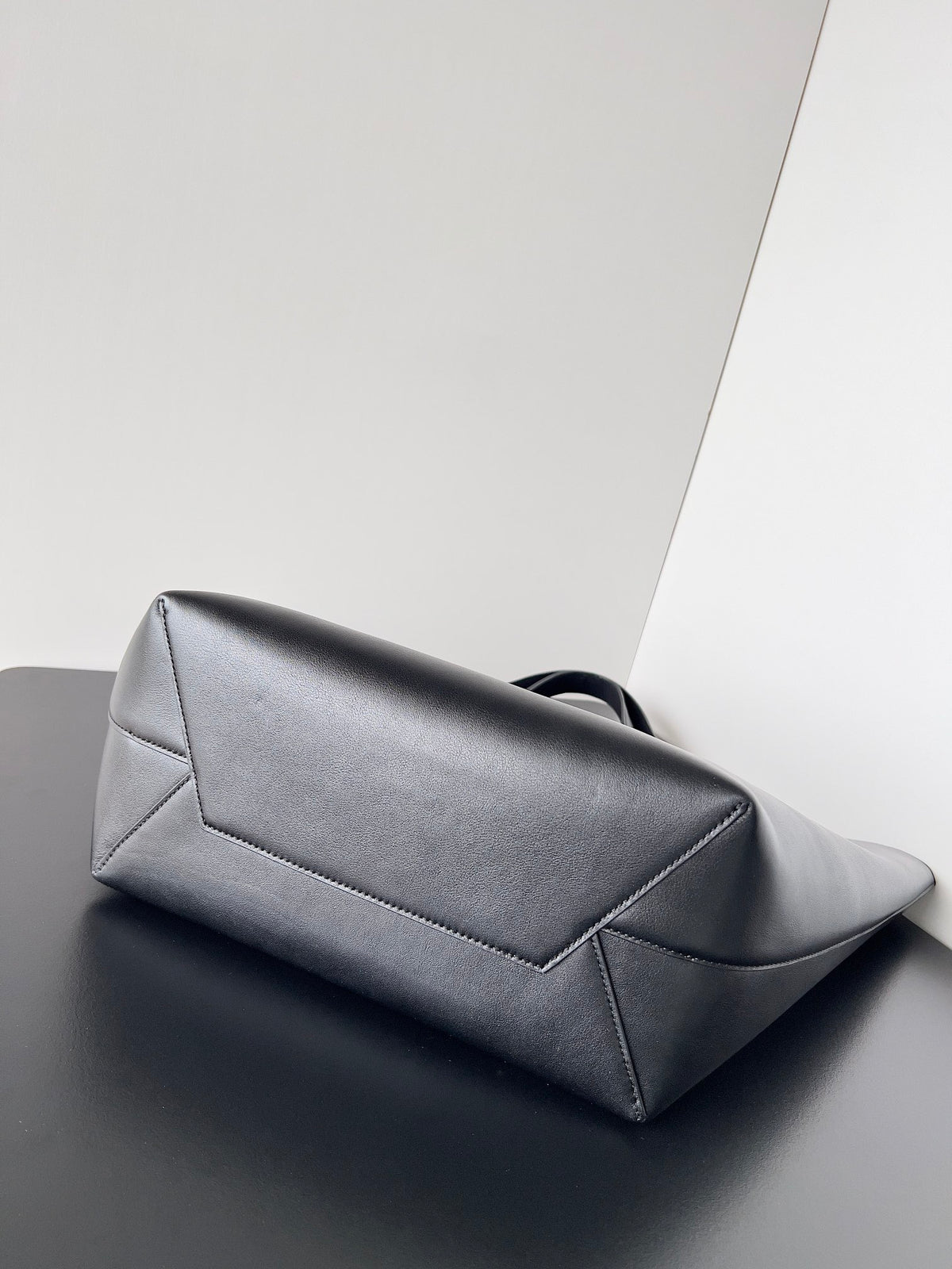 New B Logo Leisure StyleTote BagPD052024061909