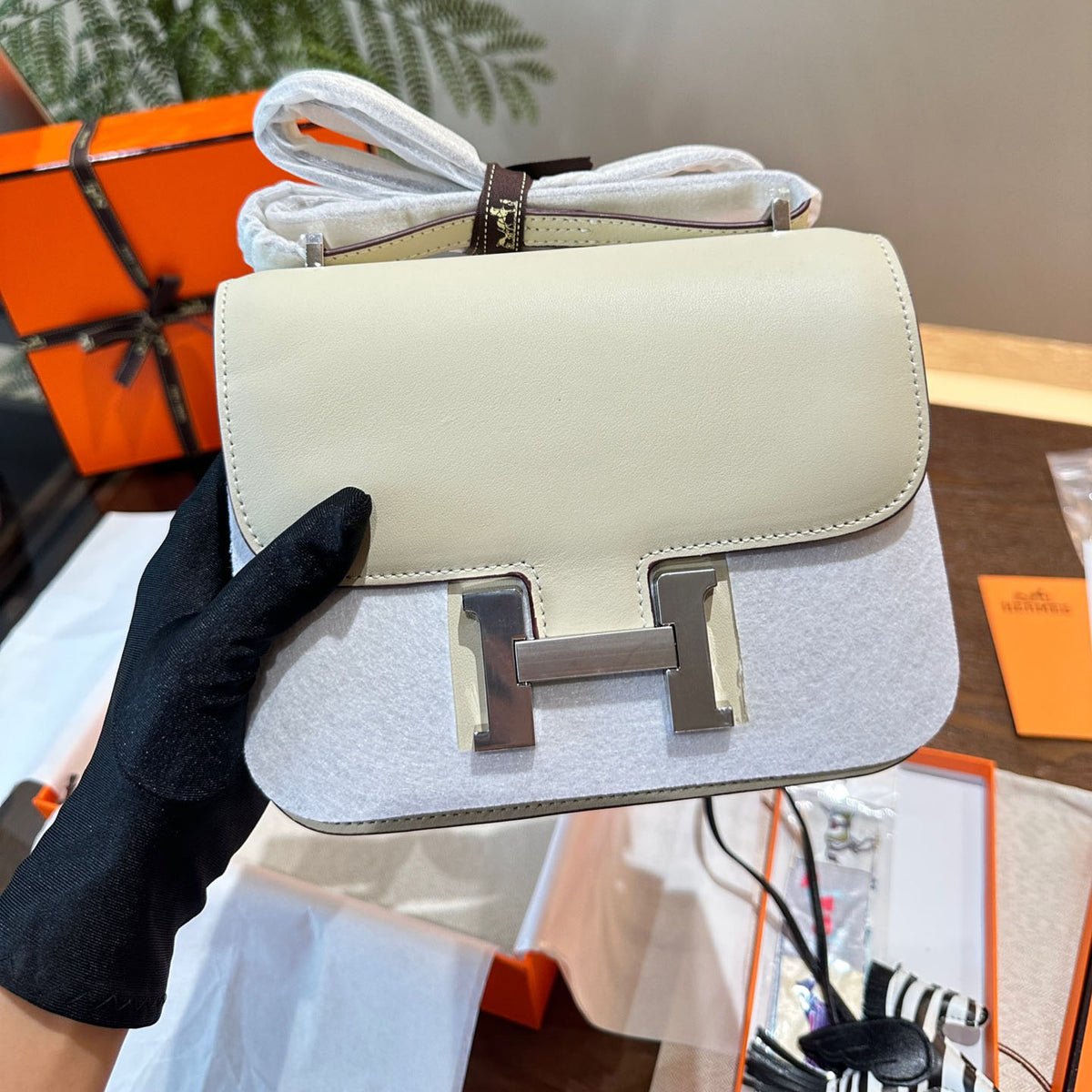 H Constance Soft cowhide shoulder bag XC24101002