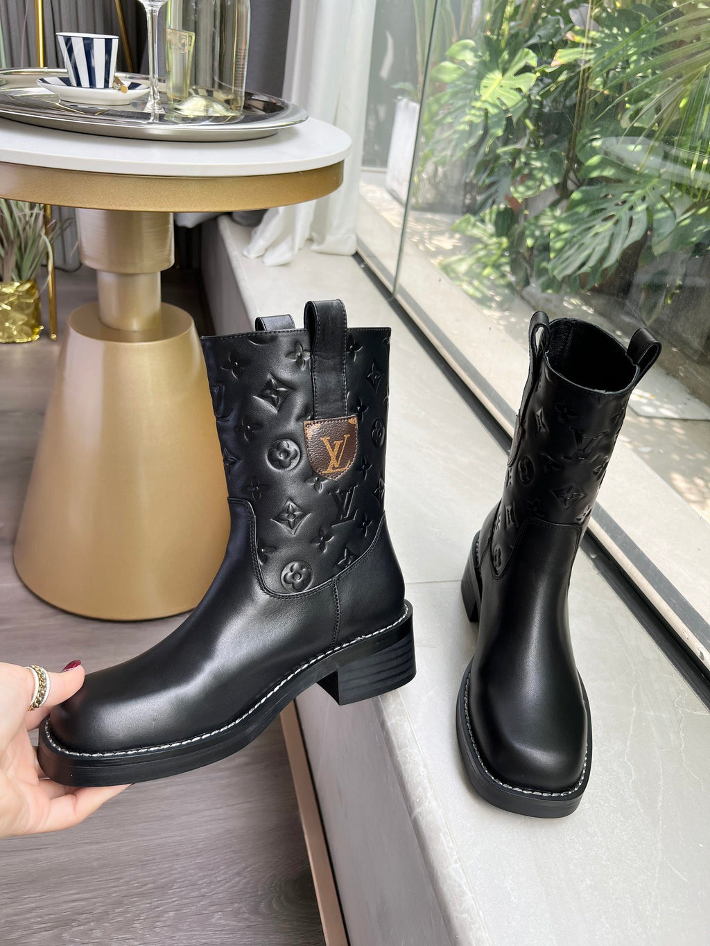 V Logo stylish embossed printed leather booties 0724101802